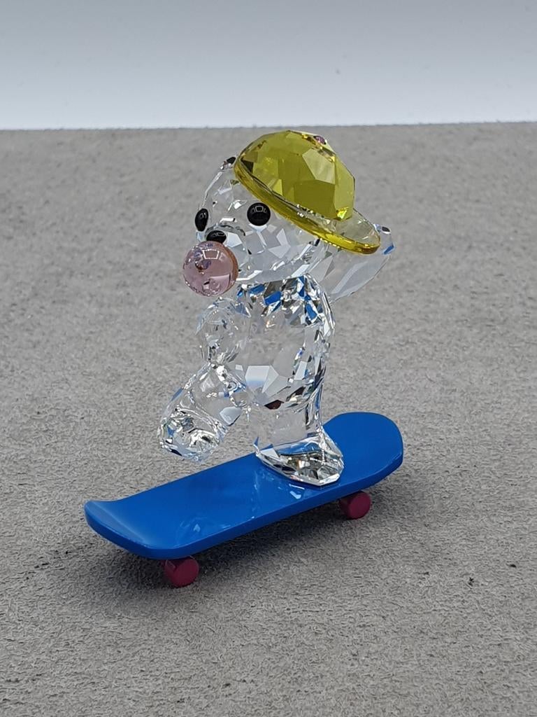 Swarovski Kris beer Skaterbear 5619208., Verzamelen, Swarovski, Ophalen of Verzenden, Zo goed als nieuw
