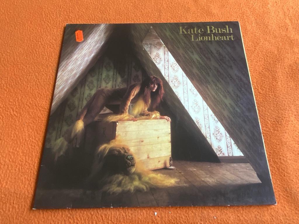Kate Bush, Enlèvement ou Envoi