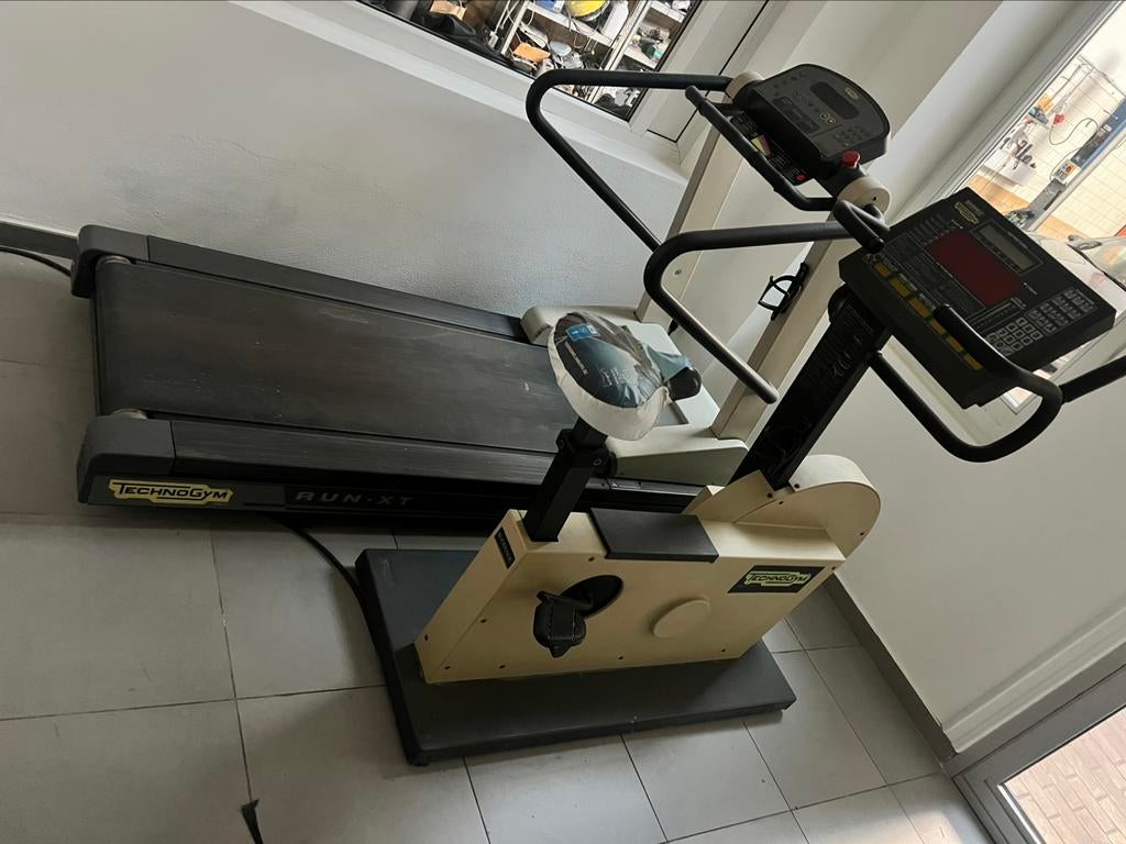 Vélo d'exercice Technogym avec tapis roulant, Enlèvement ou Envoi, Comme neuf, Vélo d'appartement