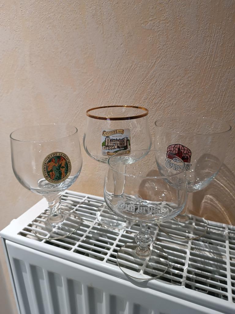 A vendre 4 verres à bière, Verzamelen, Glas en Drinkglazen, Ophalen, Gebruikt, Bierglas