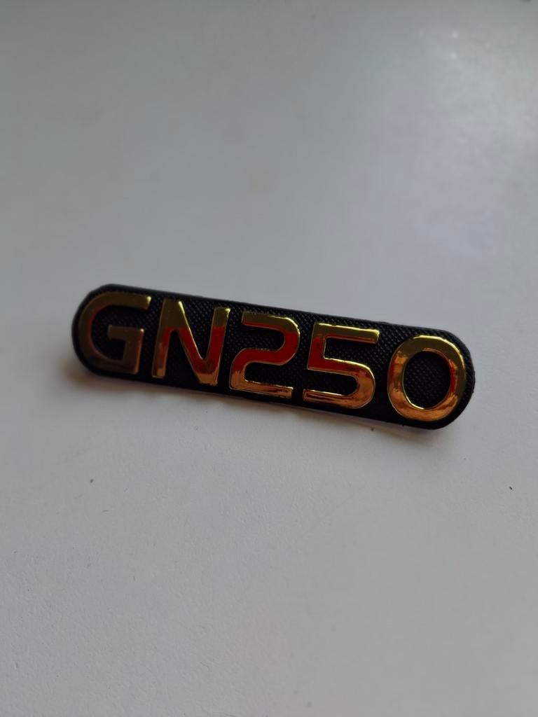 Suzuki GN250 Side Panel Emblem, Enlèvement ou Envoi