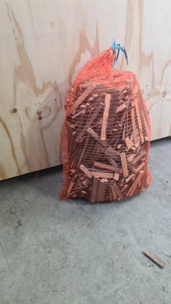 Aktie Aanmaakhout droge eik 3 a 5 kg !10 zakken voor 20 €, Ophalen