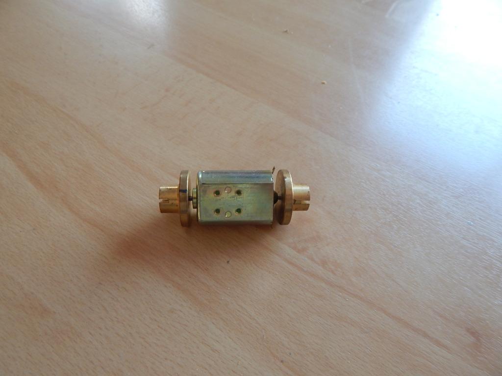 Moteur de train miniature en laiton avec 2 volants et cardan, Neuf, Autres marques, Enlèvement ou Envoi, Courant continu