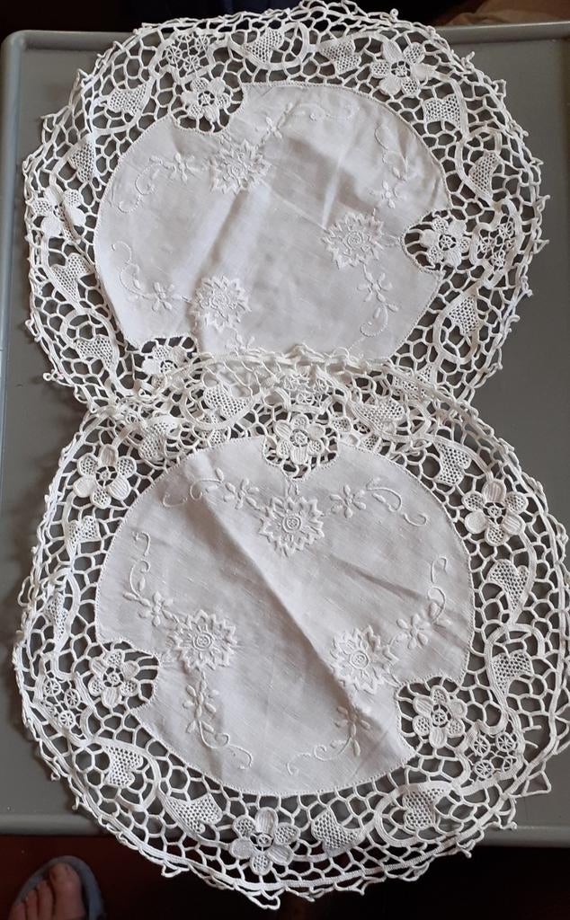 Paire d'anciens napperons tissu brodé et crochet, Enlèvement ou Envoi