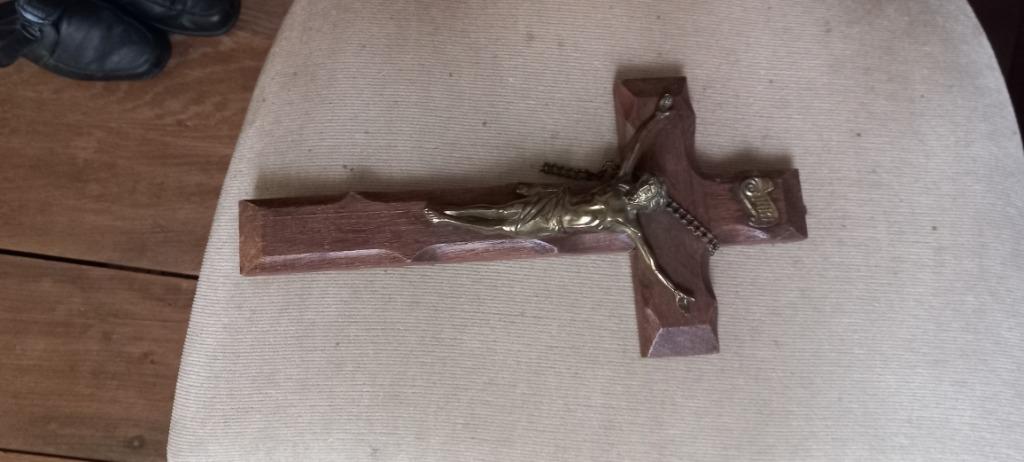 petit crucifix en bois, Enlèvement