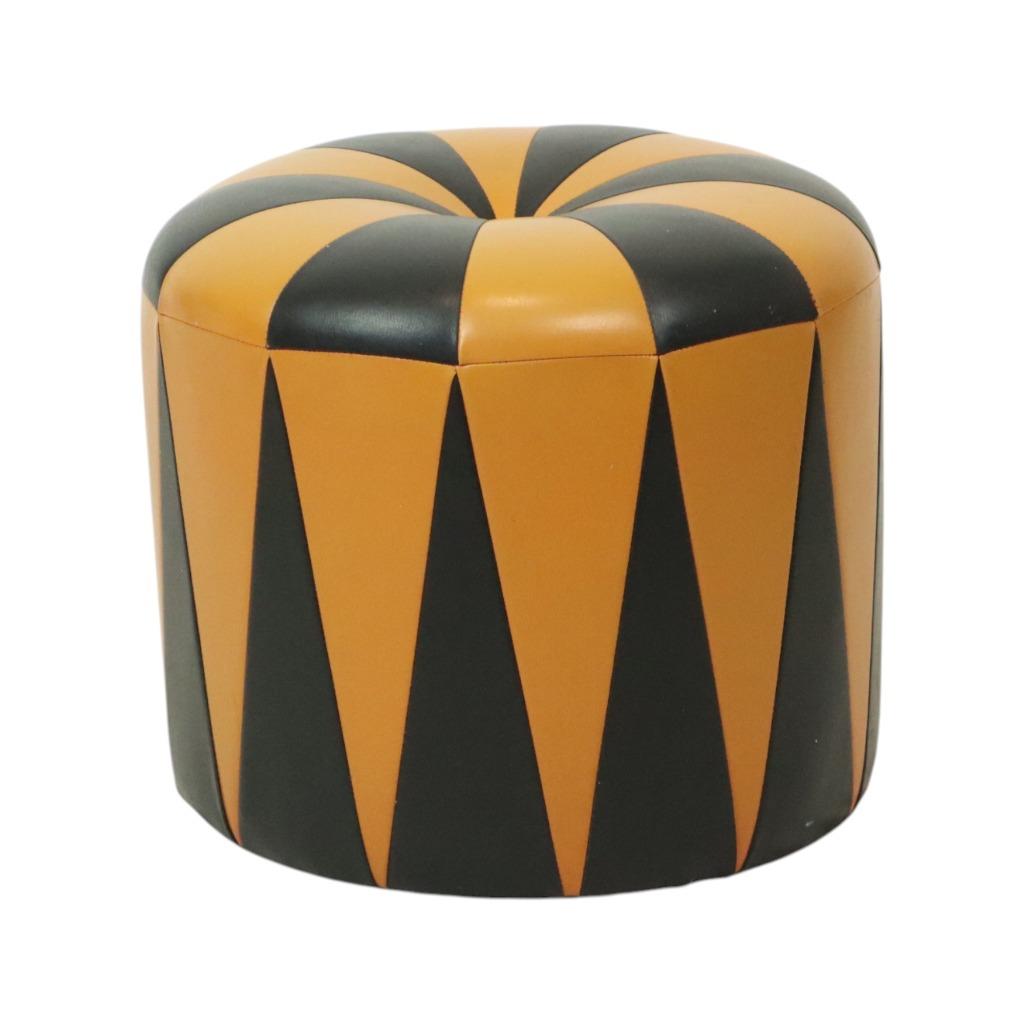 Ronde Vintage Poef Oranje Zwart Skai Jaren 60, Huis en Inrichting, Hout, Minder dan 50 cm, Gebruikt, Rond