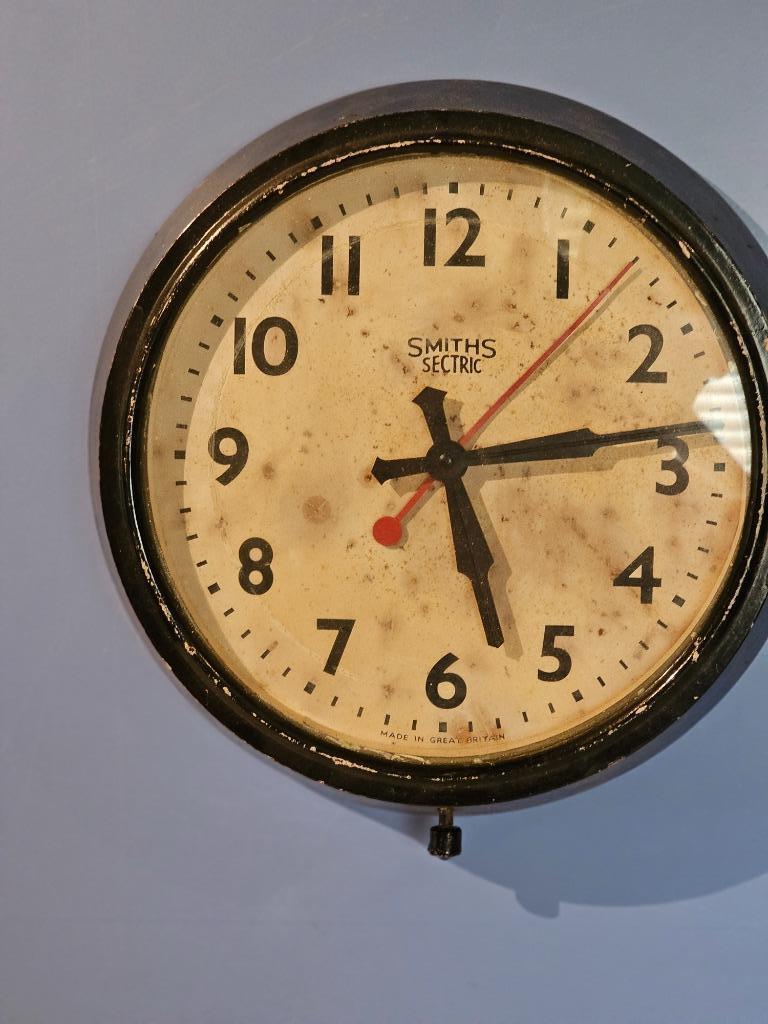 VINTAGE SMITHS SECTRIC BAKELITE  ELECTRIC WALL CLOCK., Antiek en Kunst, Antiek | Klokken, Ophalen of Verzenden