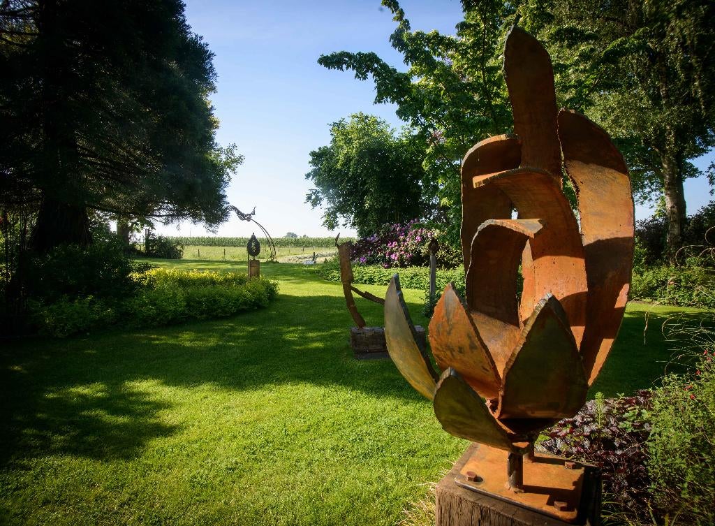 Stoere, ijzeren tuinbeelden op houten sokkel, Tuin en Terras, Ophalen of Verzenden, Nieuw, Metaal, Abstract beeld