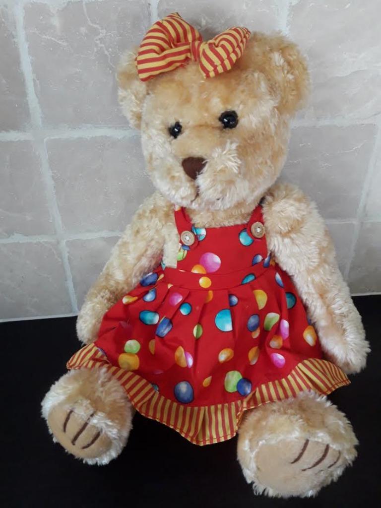Knuffel beer of decoratie beer  met rood kleedje, Ophalen of Verzenden, Zo goed als nieuw, Rood, Beer