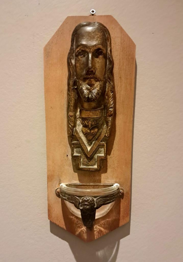 Antiek, koperen  wijwatervat op houten paneel, Antiek en Kunst, Antiek | Religieuze voorwerpen, Ophalen of Verzenden