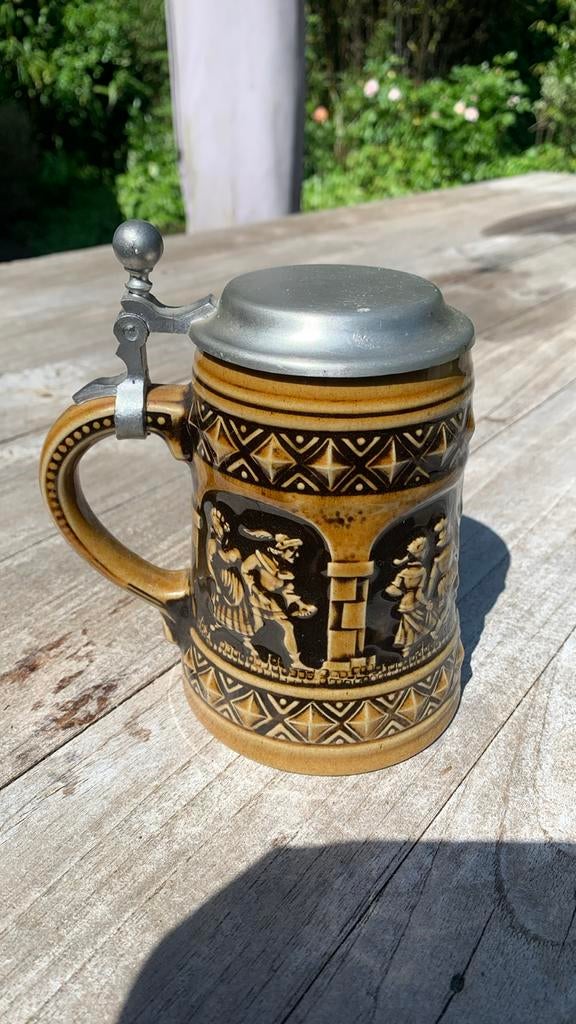 Bierkan met reliëf en tinnen deksel, Verzamelen, Biermerken, Ophalen of Verzenden, Zo goed als nieuw