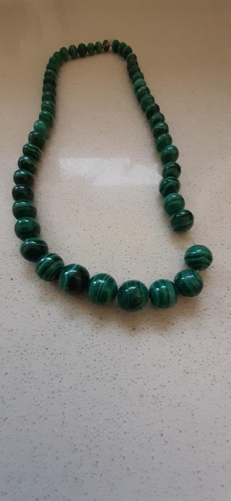 Collier de perles en malachite, Bijoux, Sacs & Beauté, Enlèvement ou Envoi, Comme neuf, Vert, Pierre ou Minéral