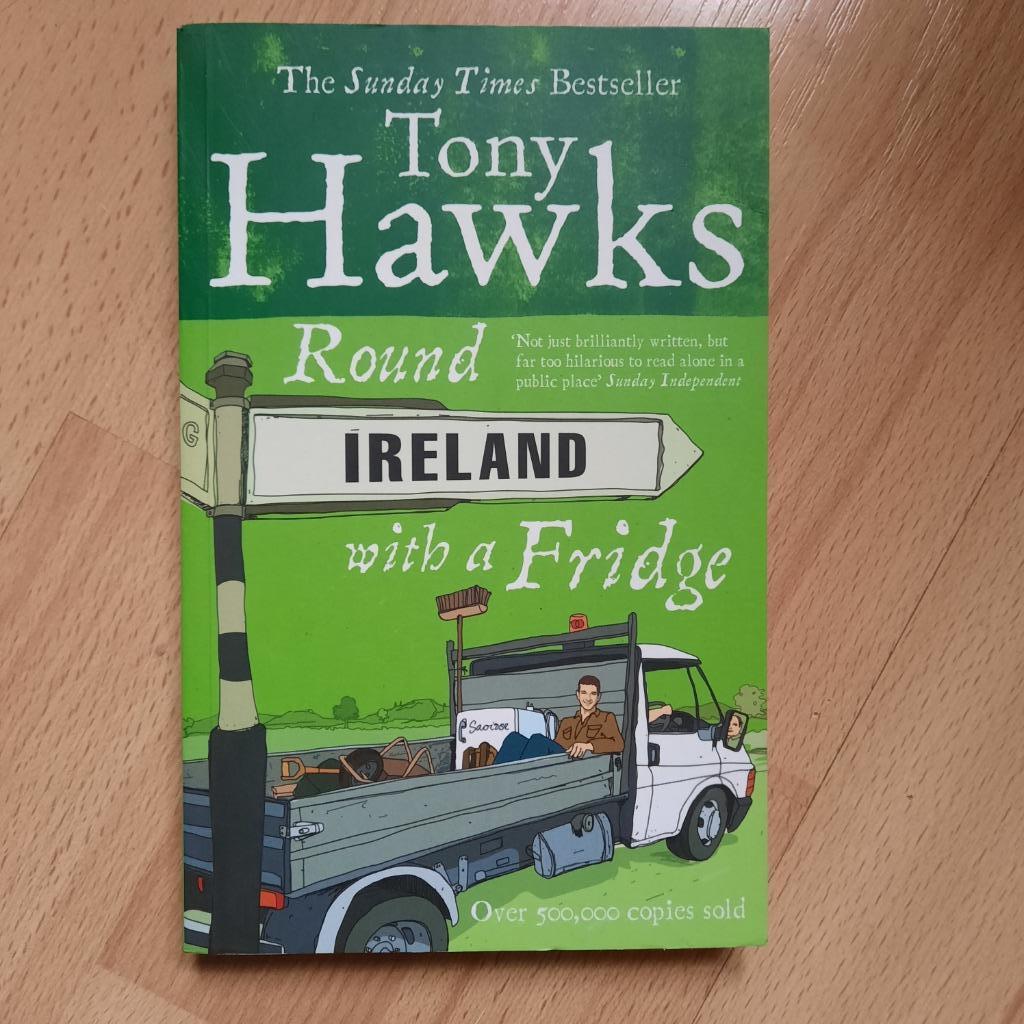 ROUND IRELAND WITH A FRIDGE - TONY HAWKS - ENGELS, Boeken, Reisverhalen, Europa, Ophalen of Verzenden