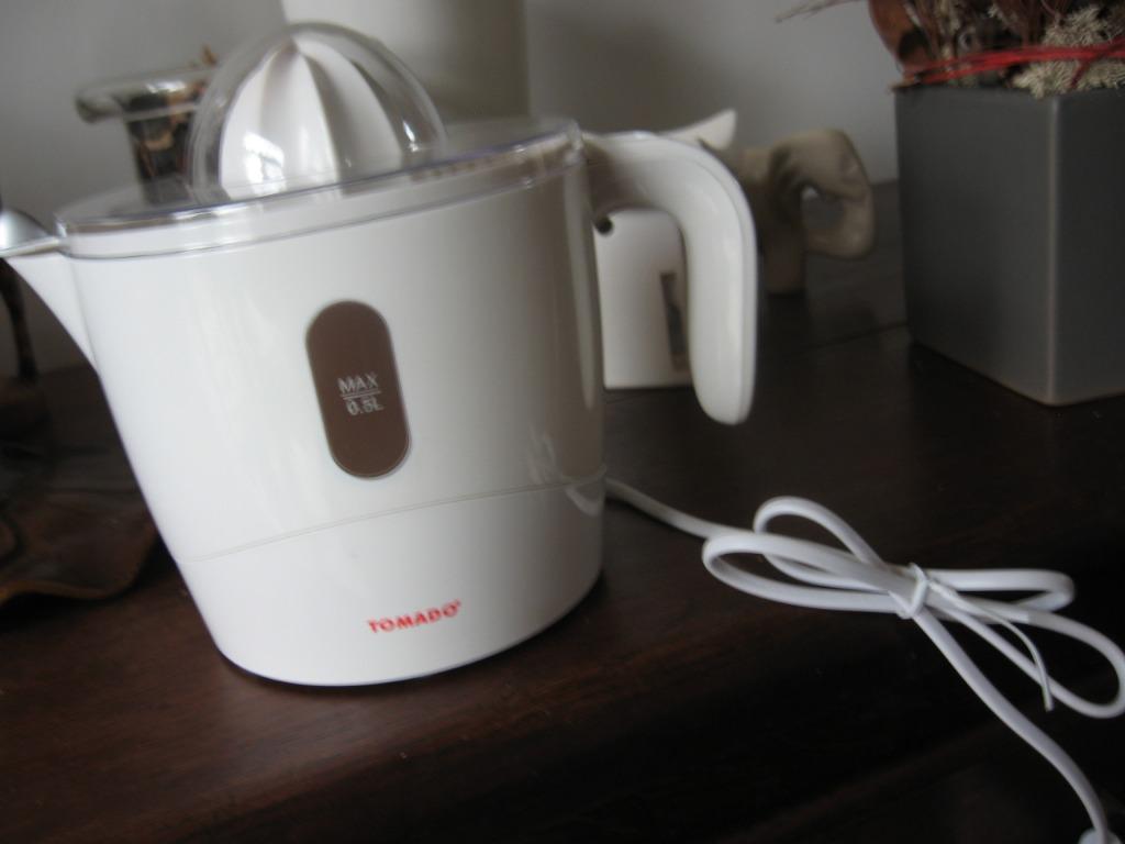 Presse-jus TOMADO. Contenance : 500 ml. Utilisé une fois., Electroménager, Enlèvement ou Envoi, Comme neuf, Électrique, Presse-agrumes lent
