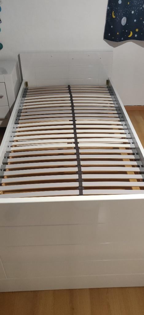 Lit 1 personne avec table de nuit et sommier, 90 cm, Enlèvement, 200 cm, Blanc