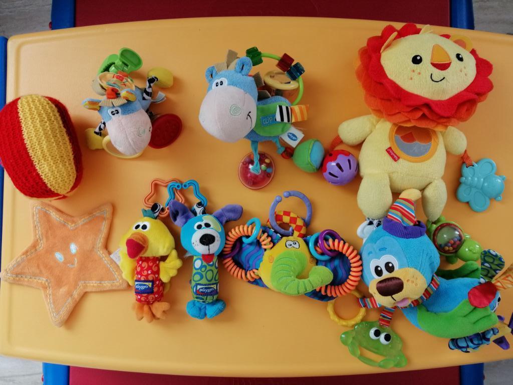 Set knuffels, rammelaars, maxi cosi hangers, Ophalen, Zo goed als nieuw, Rammelaar