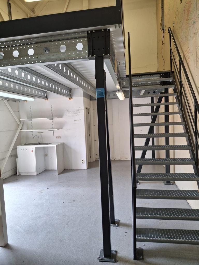Mezzanine industrielle avec escalier, Enlèvement, Utilisé