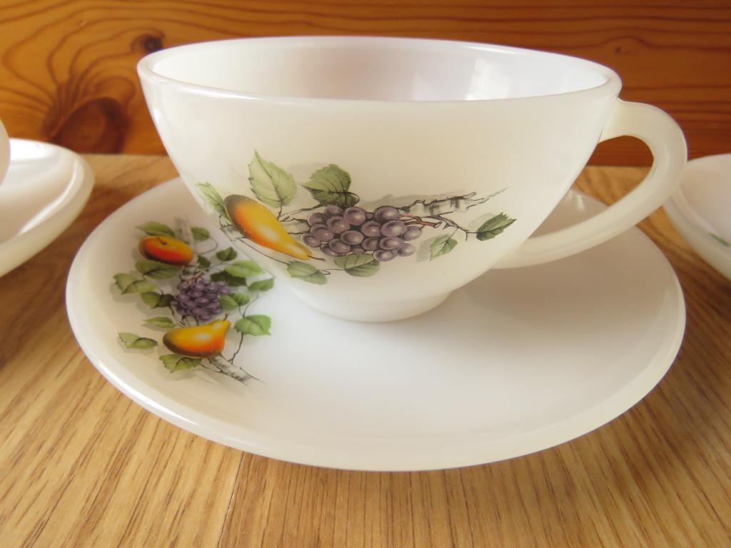 vintage arcopal 3 grandes tasses sous tasses Fruit de France, Huis en Inrichting, Ophalen of Verzenden, Gebruikt, Kop(pen) en/of Schotel(s)