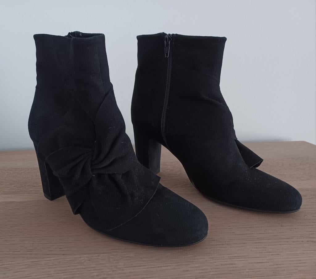 Zwarte suède enkellaarsjes, maat 41., Kleding | Dames, Ophalen of Verzenden, Zo goed als nieuw