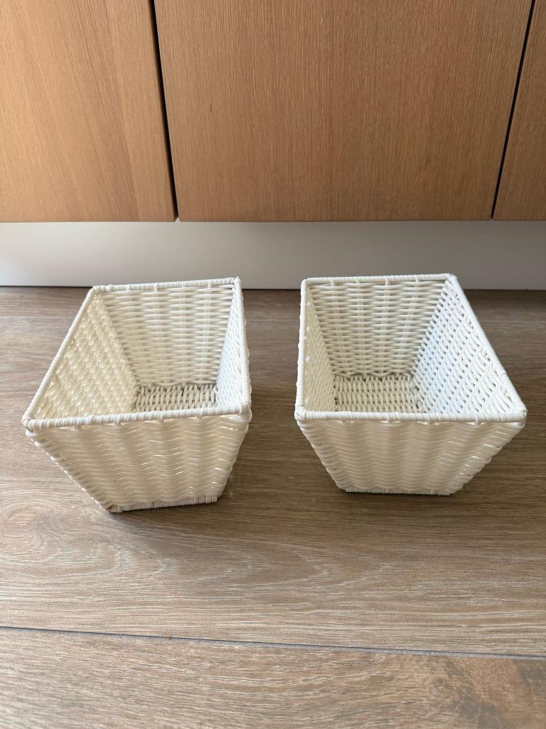 2 witte mandjes H12xB24xD15,5cm, Huis en Inrichting, Woonaccessoires | Schalen en Manden, Gebruikt, Mand, Rechthoekig, Kunststof