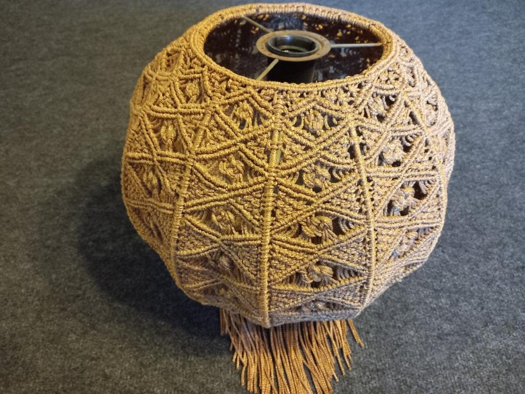 mooie hangluster in macramé, Huis en Inrichting, Woonaccessoires | Wanddecoraties, Ophalen of Verzenden, Zo goed als nieuw