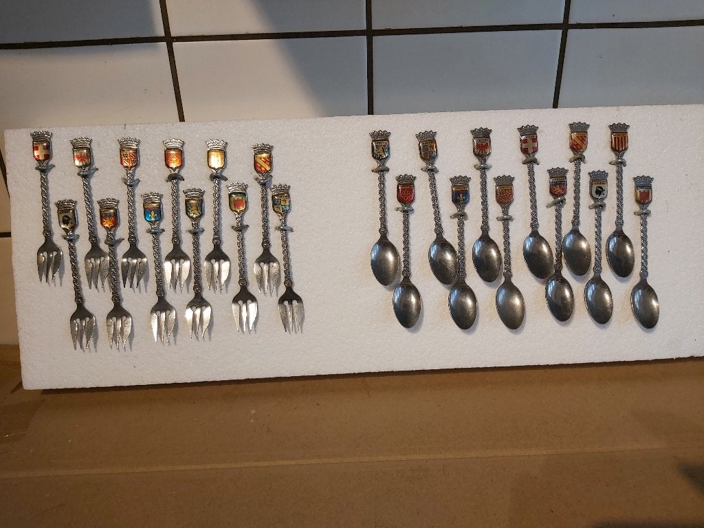12 pt cuillères + 12 pt fourchettes de collection, Enlèvement ou Envoi