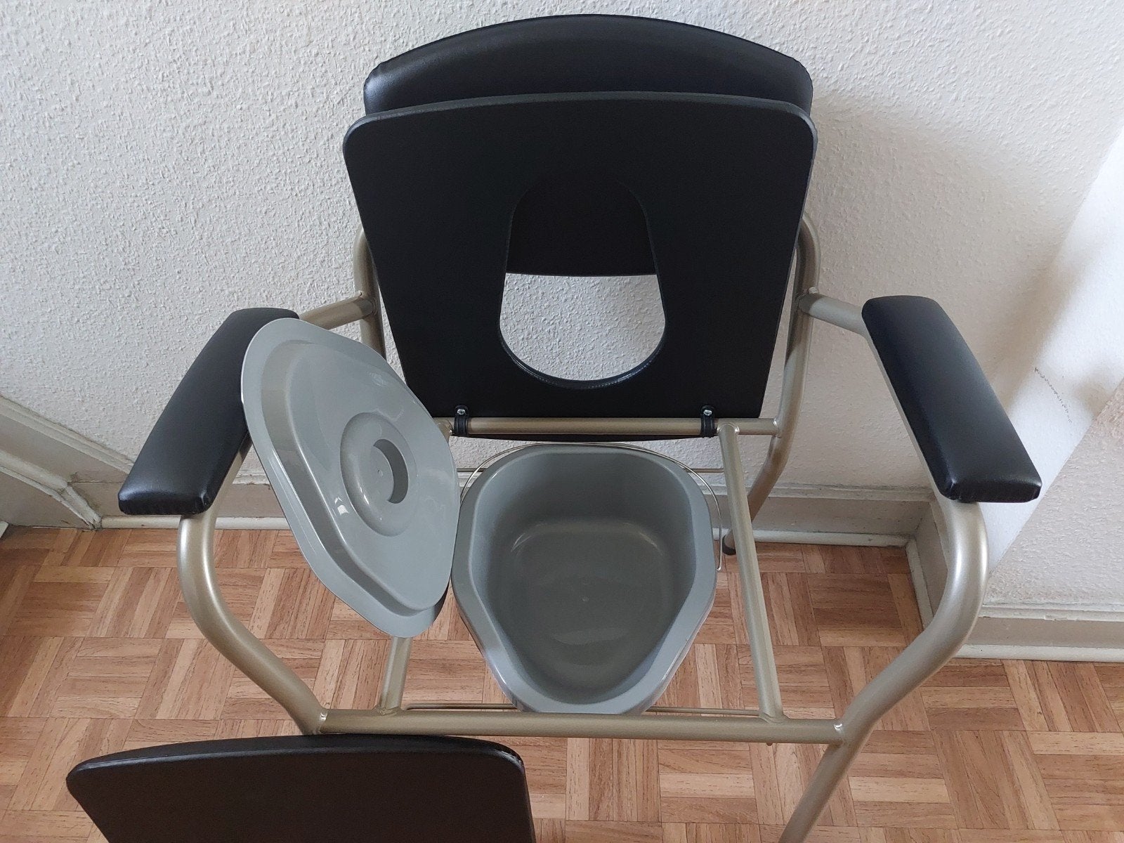 chaise percée, Divers, Enlèvement