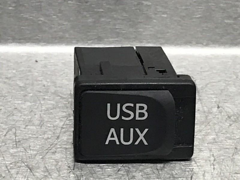 PORT AUX/USB Lexus CT 200h (01-2010/09-2020) (|8619048030|), Dhr. M. Roggen, Lexus, Stadsweg 37 37
9917 PV  WIRDUM GR., NL, Utilisé