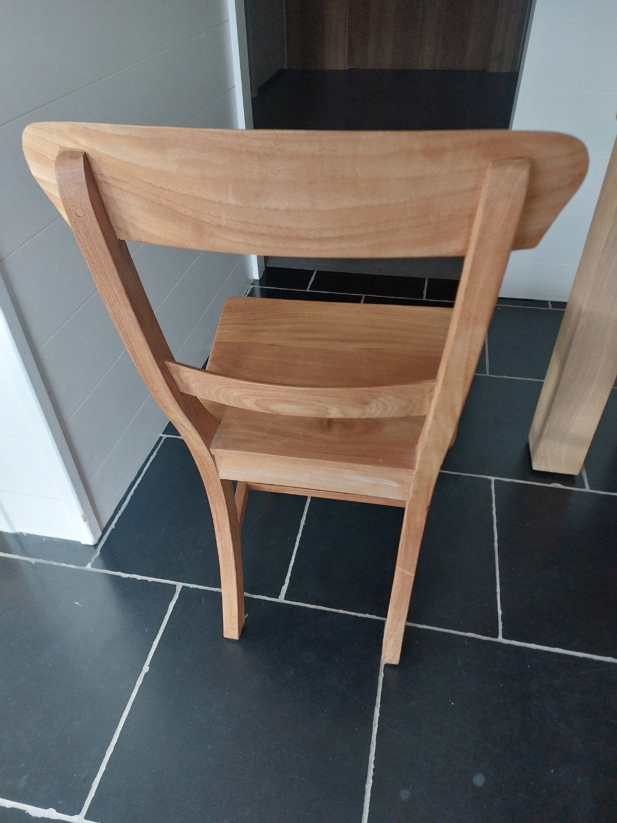 houten stoelen, Enlèvement