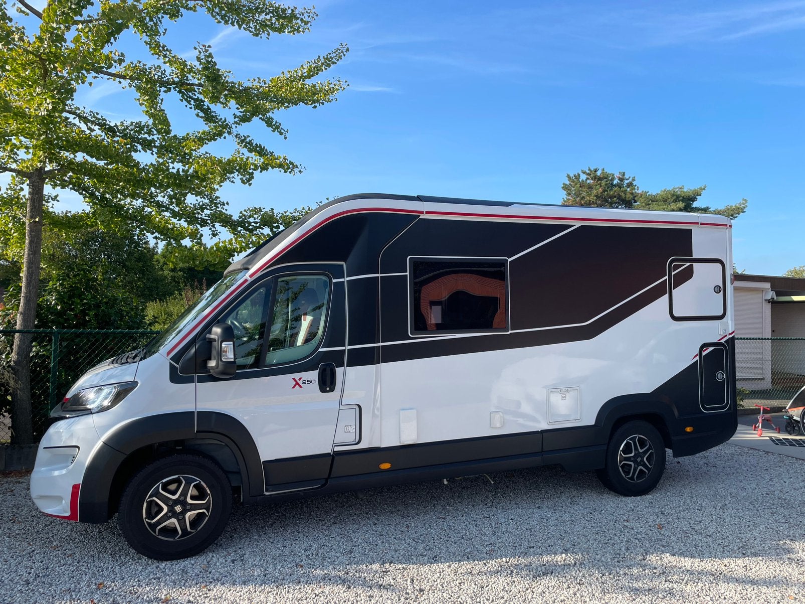 Challenger X250 – Automaat – 140 PK – Fiat – winterhard, Caravans en Kamperen, Automaat, Ringverwarming, Fiat, 6 tot 7 meter