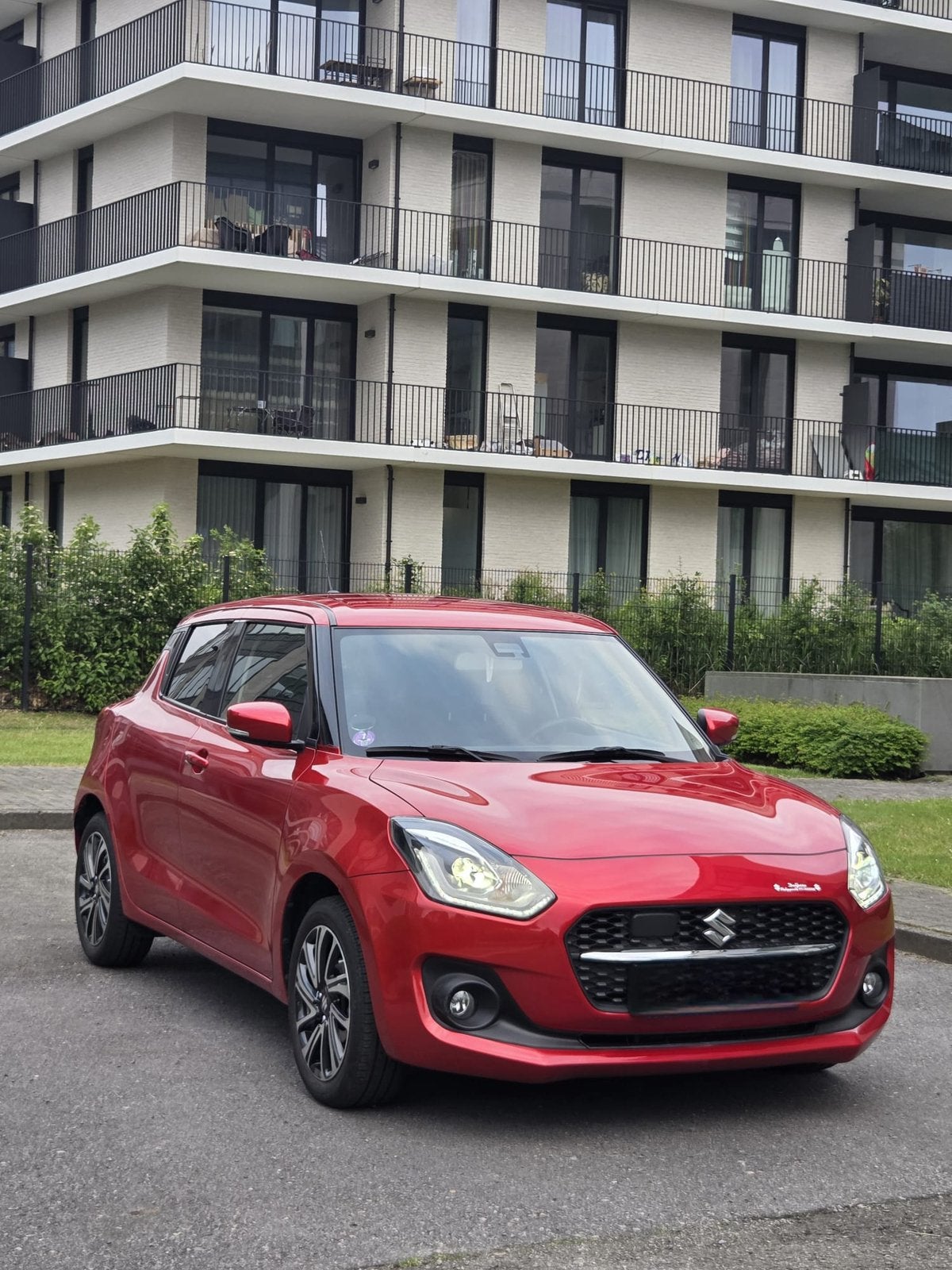 Suzuki Swift Benzine/hybride-Automaat-full opties, Autos, Suzuki, Achat, Entreprise, Entretenue par le concessionnaire, Swift