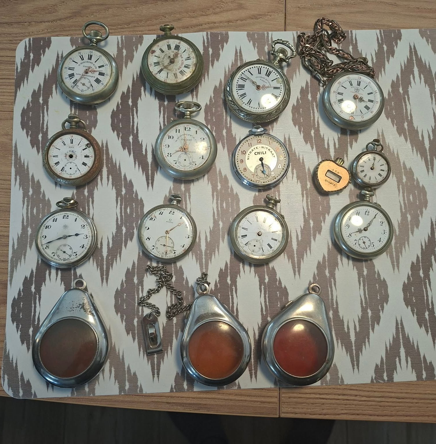 Lot van 13 zakhorloges en 3 zakhorloge houders, Handtassen en Accessoires, Horloges | Antiek, Overige materialen, Zakhorloge, Onbekend