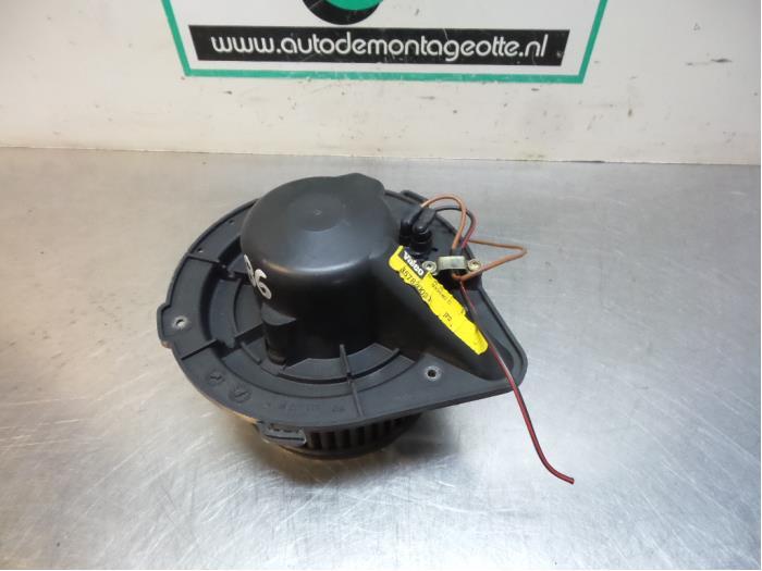 Kachel Ventilatiemotor van een Volkswagen Passat (Passat 88-, Gebruikt, -, Volkswagen, -