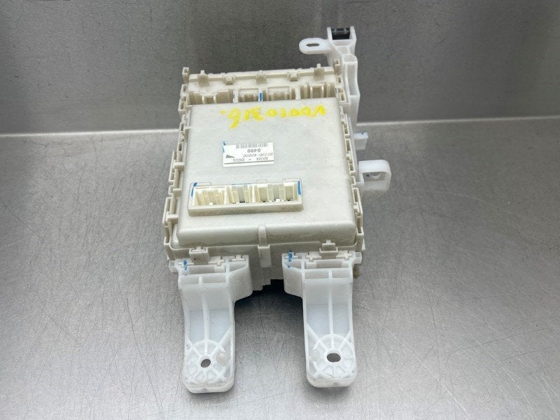 BOITIER FUSIBLES Toyota RAV4 (A3) (|8273042020|), Utilisé, Toyota