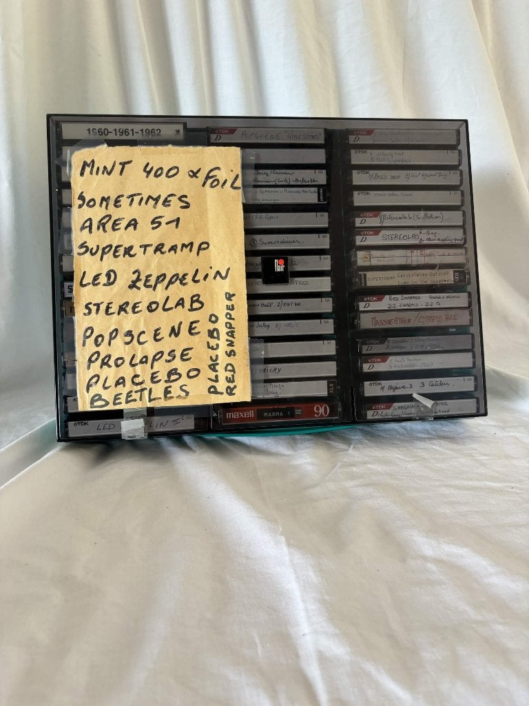 Valisette avec +- 40 musicassettes enregistrées, CD & DVD, Cassettes audio, 26 cassettes audio ou plus, Originale, Autres genres