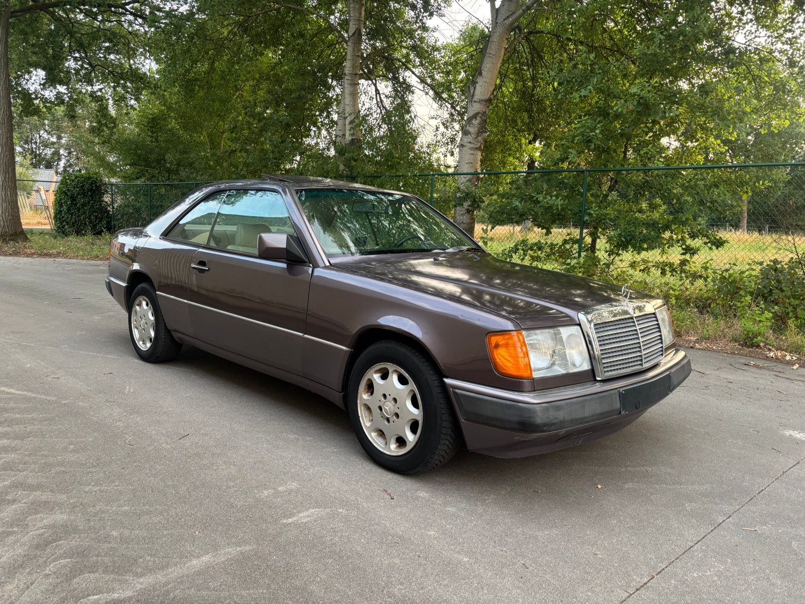 Mercedes W124 300CE Automaat KLAAR OM IN TE SCHRIJVEN, Auto's, Automaat, Elektrische ramen, Beige, Leder