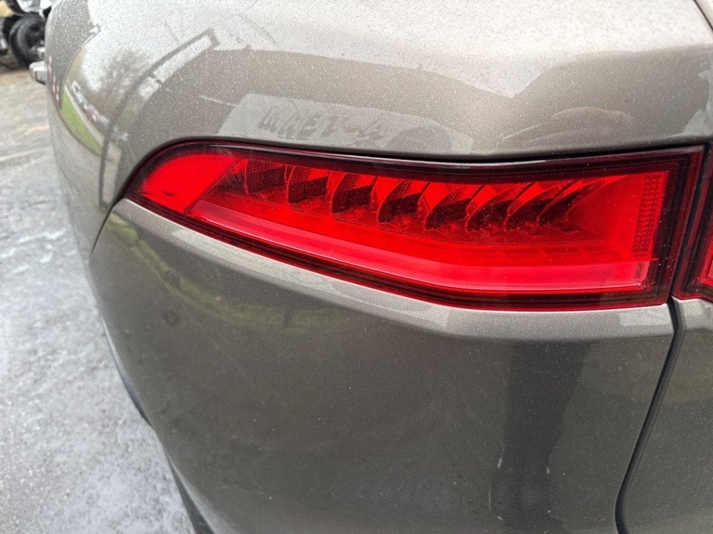 FEU ARRIÈRE GAUCHE Jaguar F-Pace (01-2015/12-2025), Campus Kronberg 7
61476  Kronberg im Taunus, DE, Utilisé, Jaguar, Jaguar Land Rover Deutschland GmbH