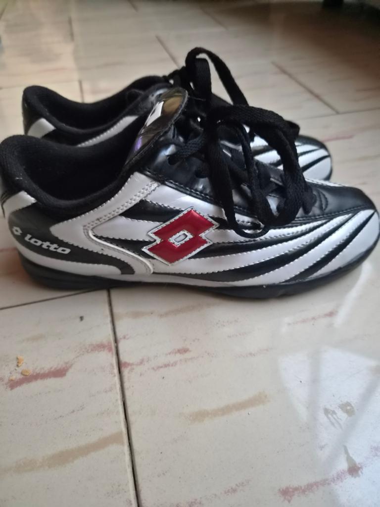 Chaussure de foot " lotto ", Sports & Fitness
