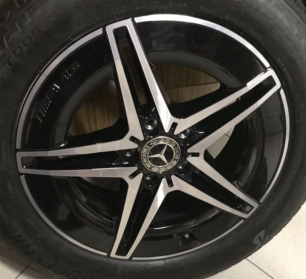 18 inch zwarte AMG-velgenset met nieuwe Pirelli zomerbanden, Neuf, Pneus et Jantes, Véhicule de tourisme, Pneus été