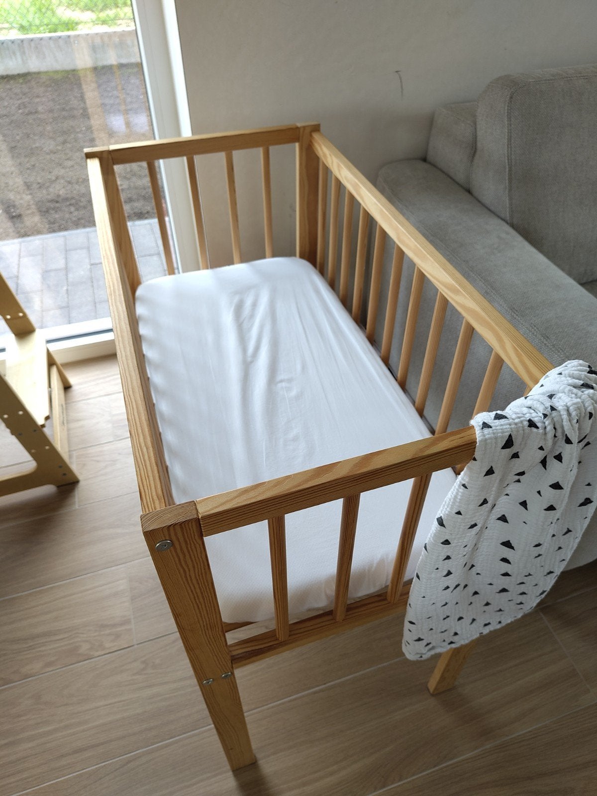 Lit bébé en bois avec matelas et housses, Enfants & Bébés, Enlèvement