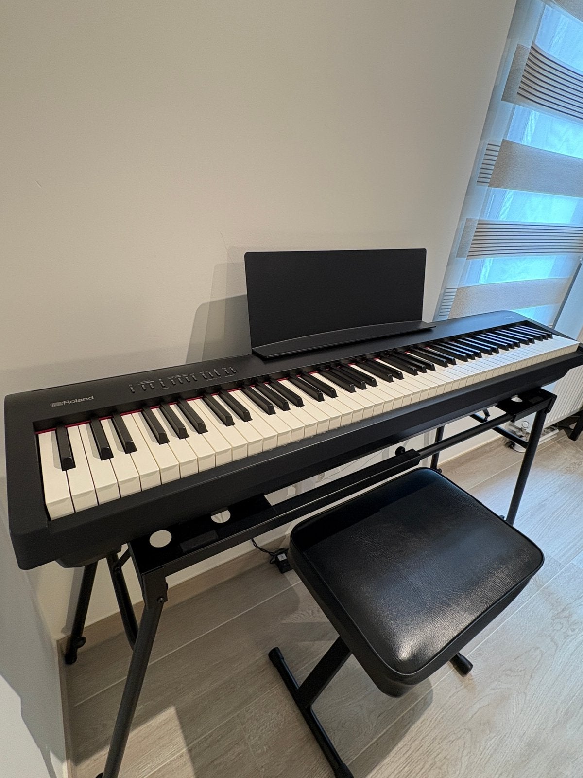 Roland FP30 met tafelstandaard en toebehoren, Musique & Instruments, Enlèvement, Comme neuf