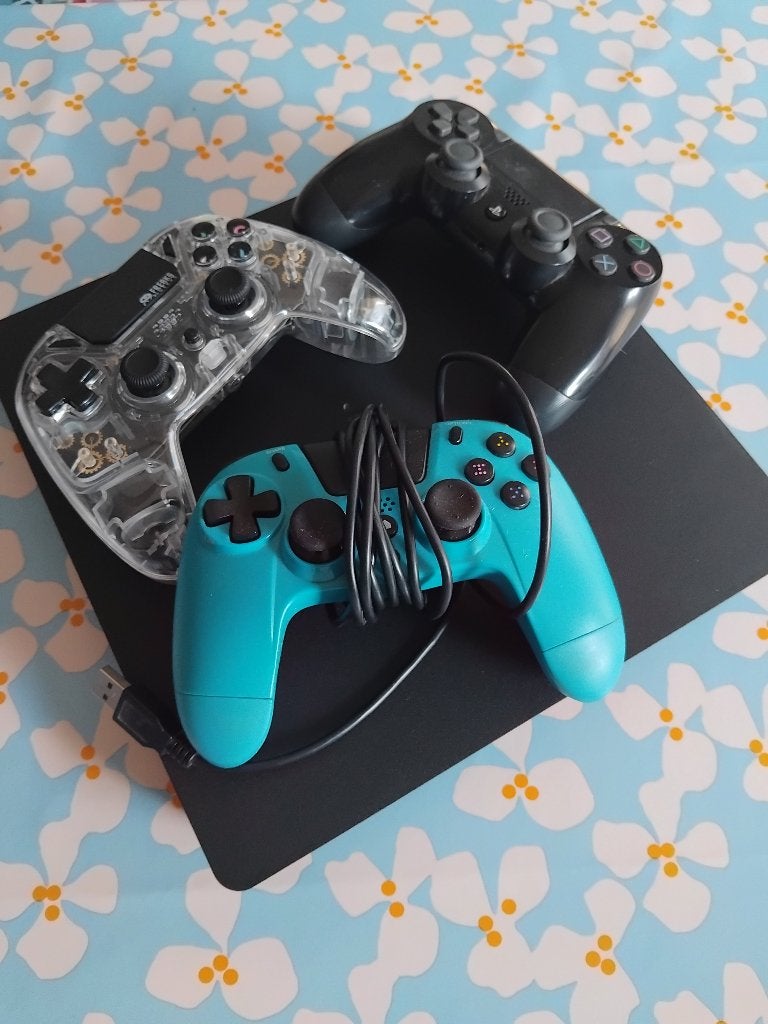 PS4 + controllers, Games en Spelcomputers, Ophalen, Gebruikt, 1 TB, Met 3 controllers of meer