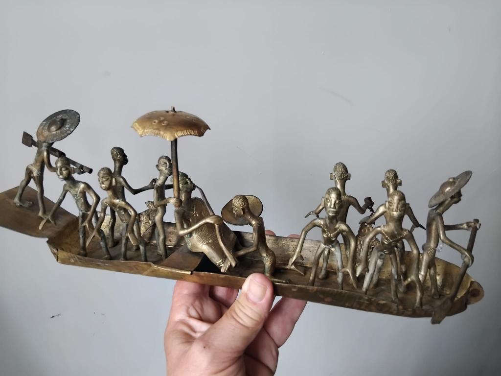 koperen Afrikaans kunstwerk: kano met 12 figuurtjes, Ophalen of Verzenden