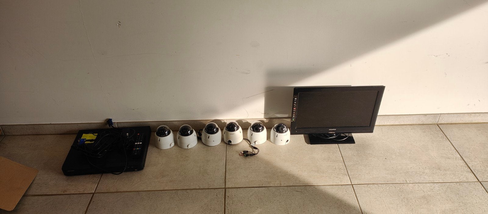 Kit vidéosurveillance Hikvision + 6 caméras Dahua + écran, TV, Hi-fi & Vidéo, Caméras de surveillance