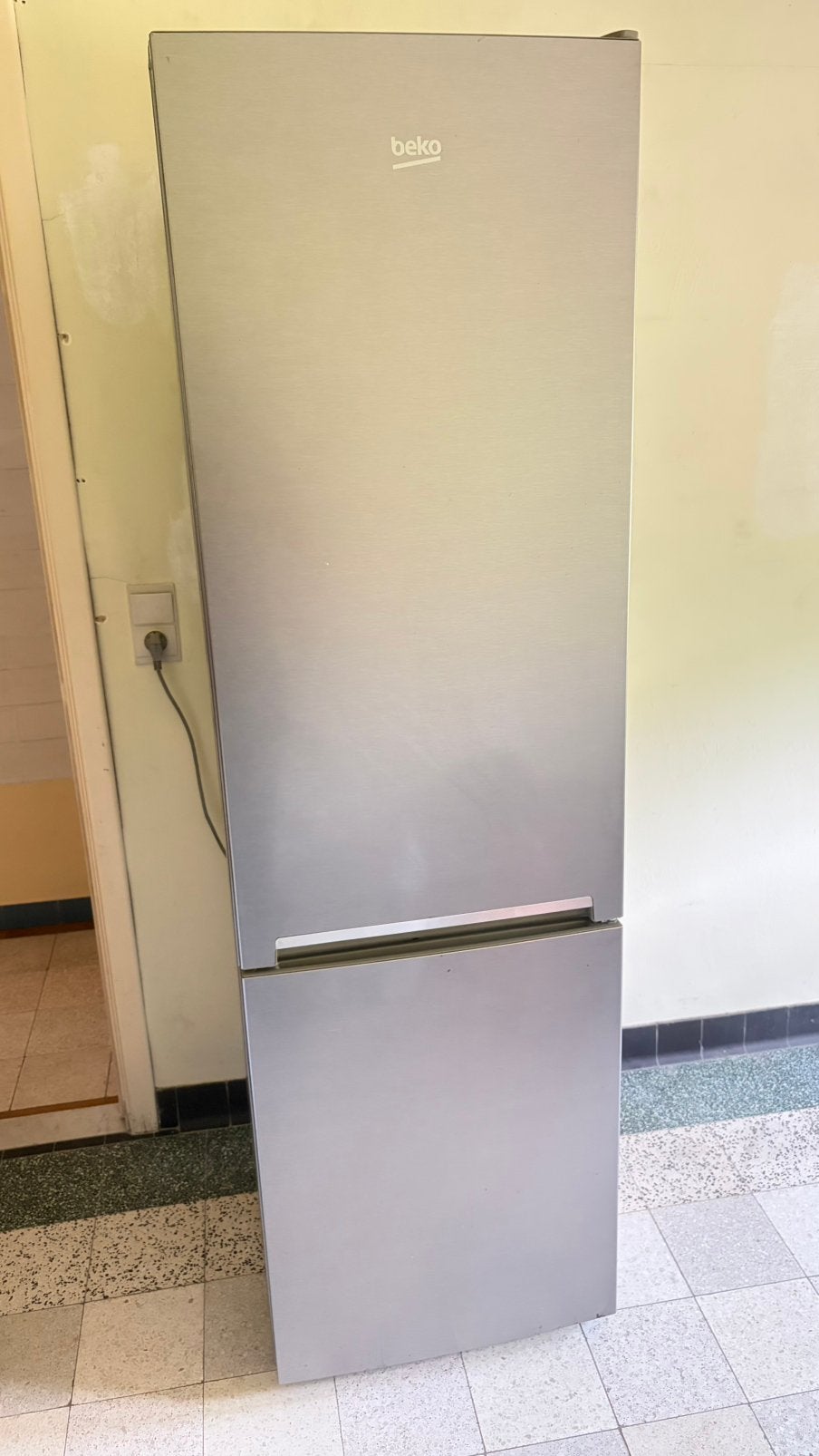 Beko koelkast met diepvries, Elektronische apparatuur, Koelkasten en IJskasten, Ophalen, Zo goed als nieuw