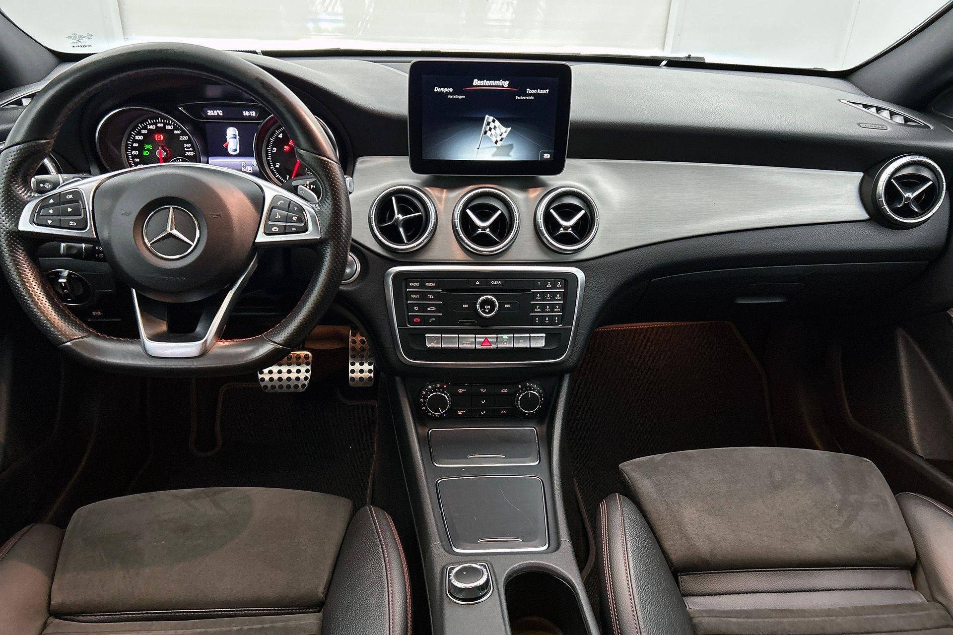 Mercedes-Benz CLA-klasse 180 Coupé AMG Line | Verwarmde Zet, Auto's, Gebruikt, 4 cilinders, 1595 cc, 5 zetels
