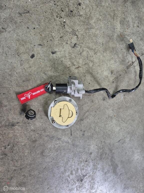 Contactslot tankdop slotenset Monster ST2 ST4 748 916 996, Gebruikt, Factorystore.service@ducati.com, Ophalen of Verzenden, Via Antonio Cavalieri Ducati, 74/5, 74/6, 40132 Bologna BO