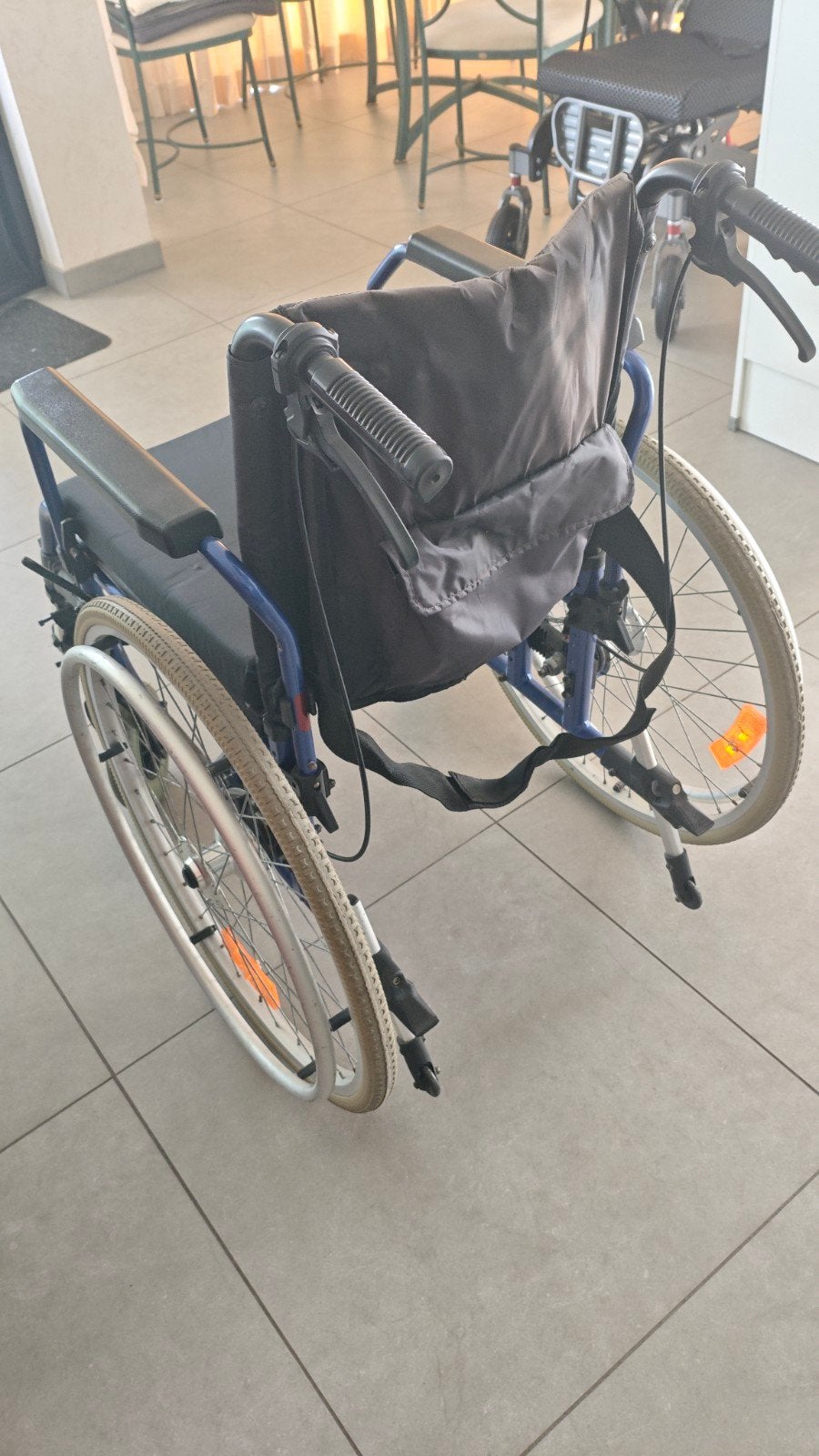Mooie blauwe Daisy Opvouwbare rolstoel met extra handremmen, Ophalen, Inklapbaar, Gebruikt, Duwrolstoel