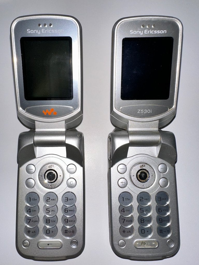 2 tél. à clapet Sony-Ericsson vintage pour collection, Enlèvement, Autres types