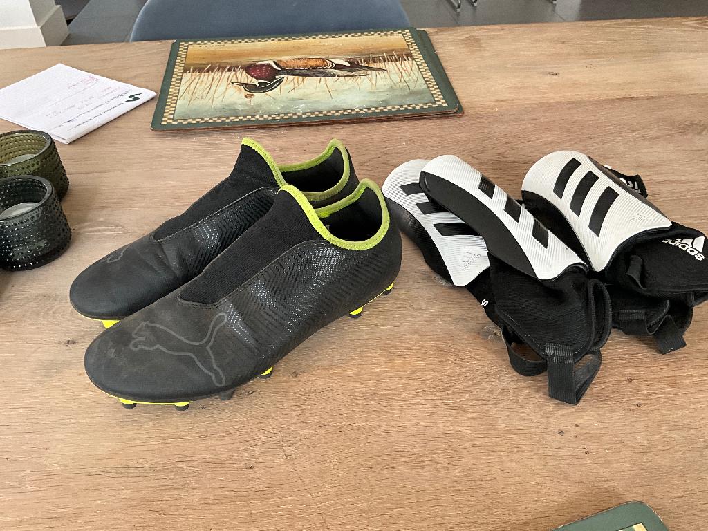 Voetbalschoenen en scheenbeschermers, Ophalen, Gebruikt, Schoenen